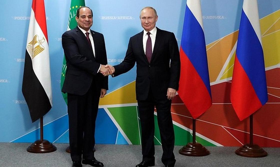 Путин и президент Египта пришли в одинаковых галстуками (видео)