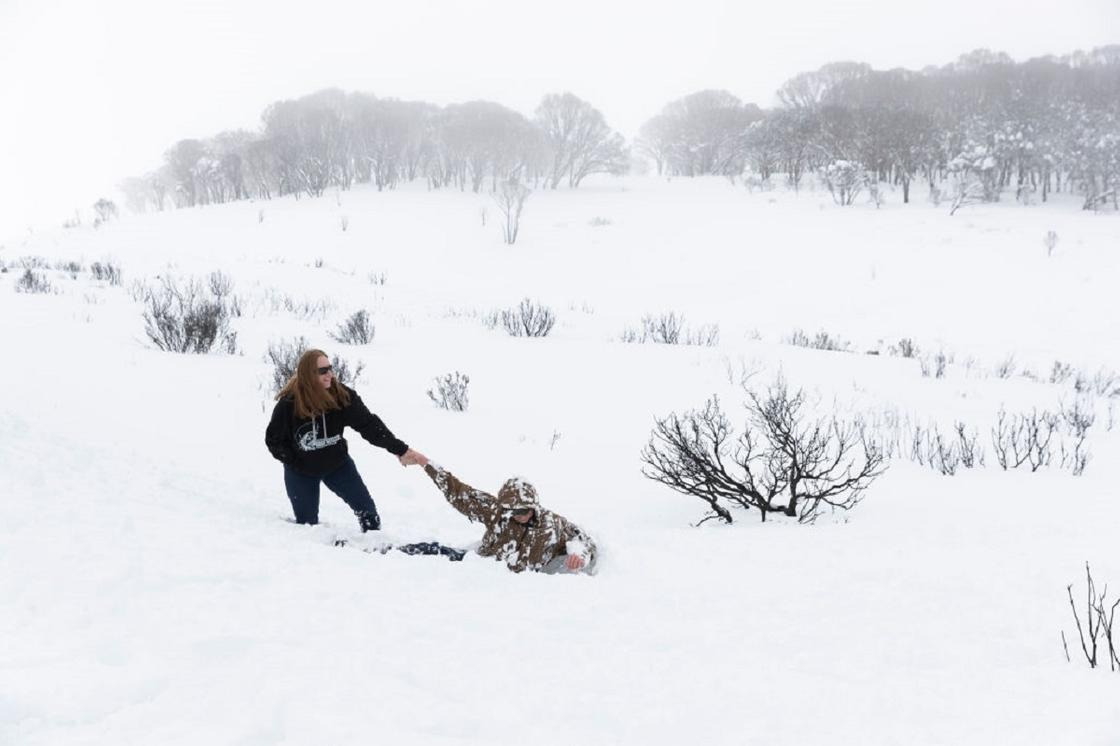 Люди играют в снегу в Автралии
