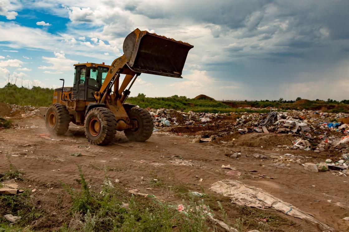 На 36 млн тенге оштрафовали в Нур-Султане за несанкционированный вывоз мусора