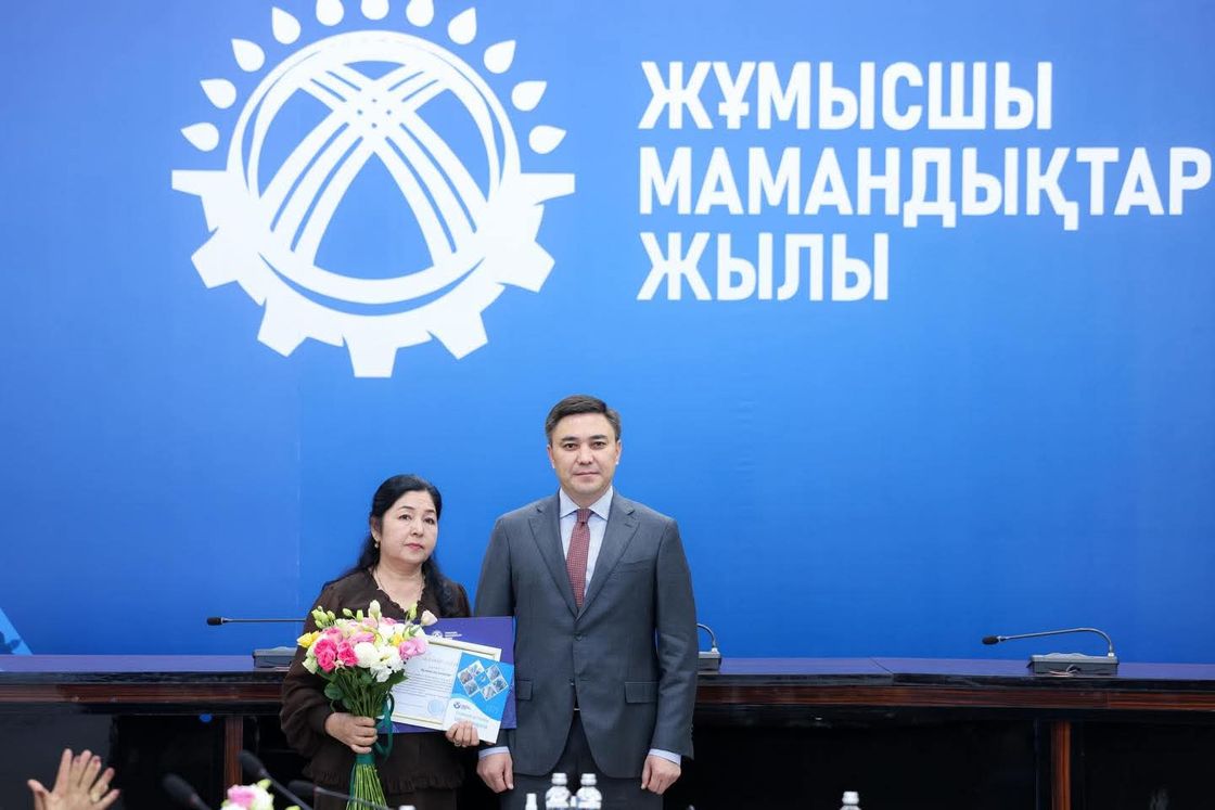 Шымкент әкімдігінде жұмысшы мамандық иелерін марапаттауға арналған салтанатты жиын өтті