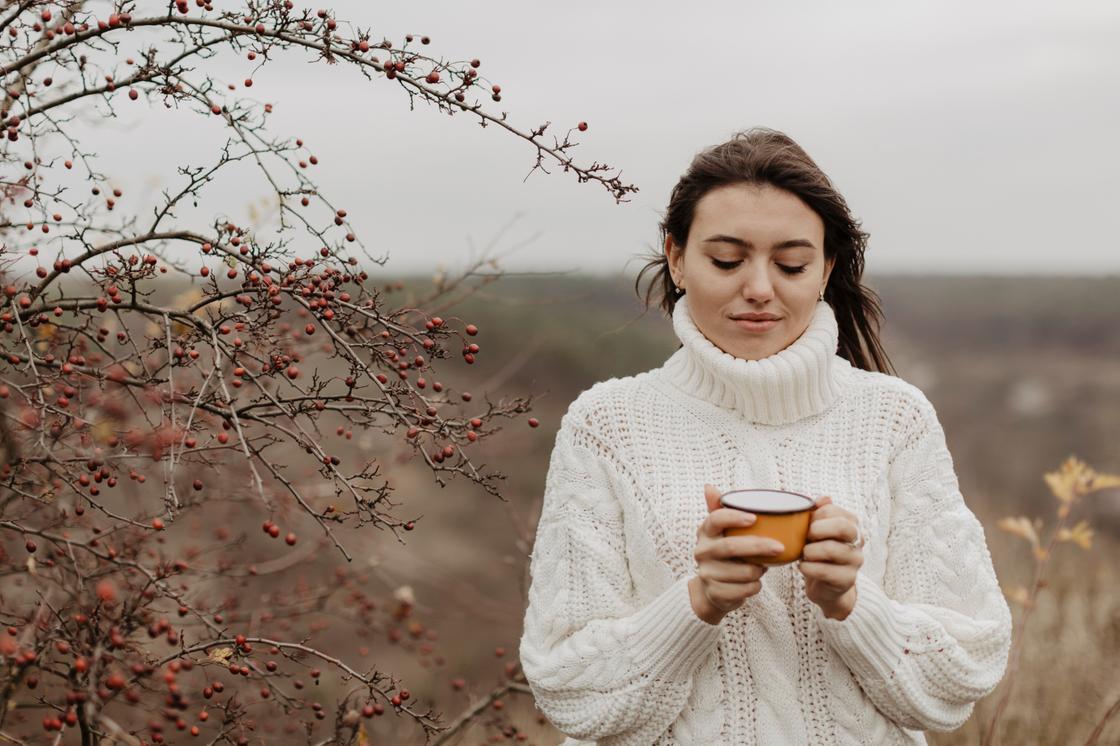 Девушка пьет чай на природе
