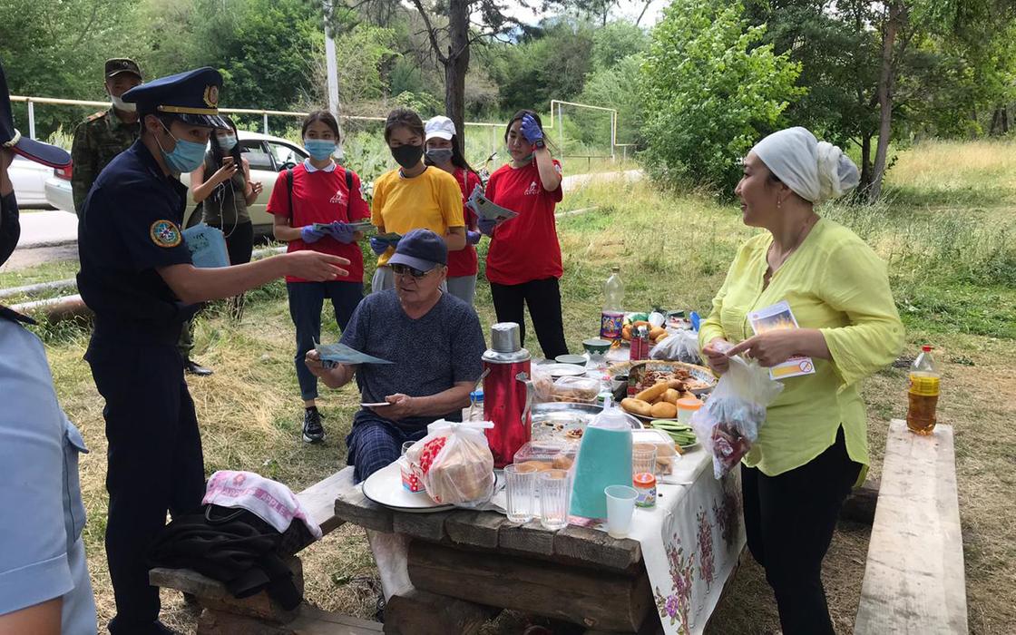 Алматинцы устроили массовые пикники в горах во время карантина
