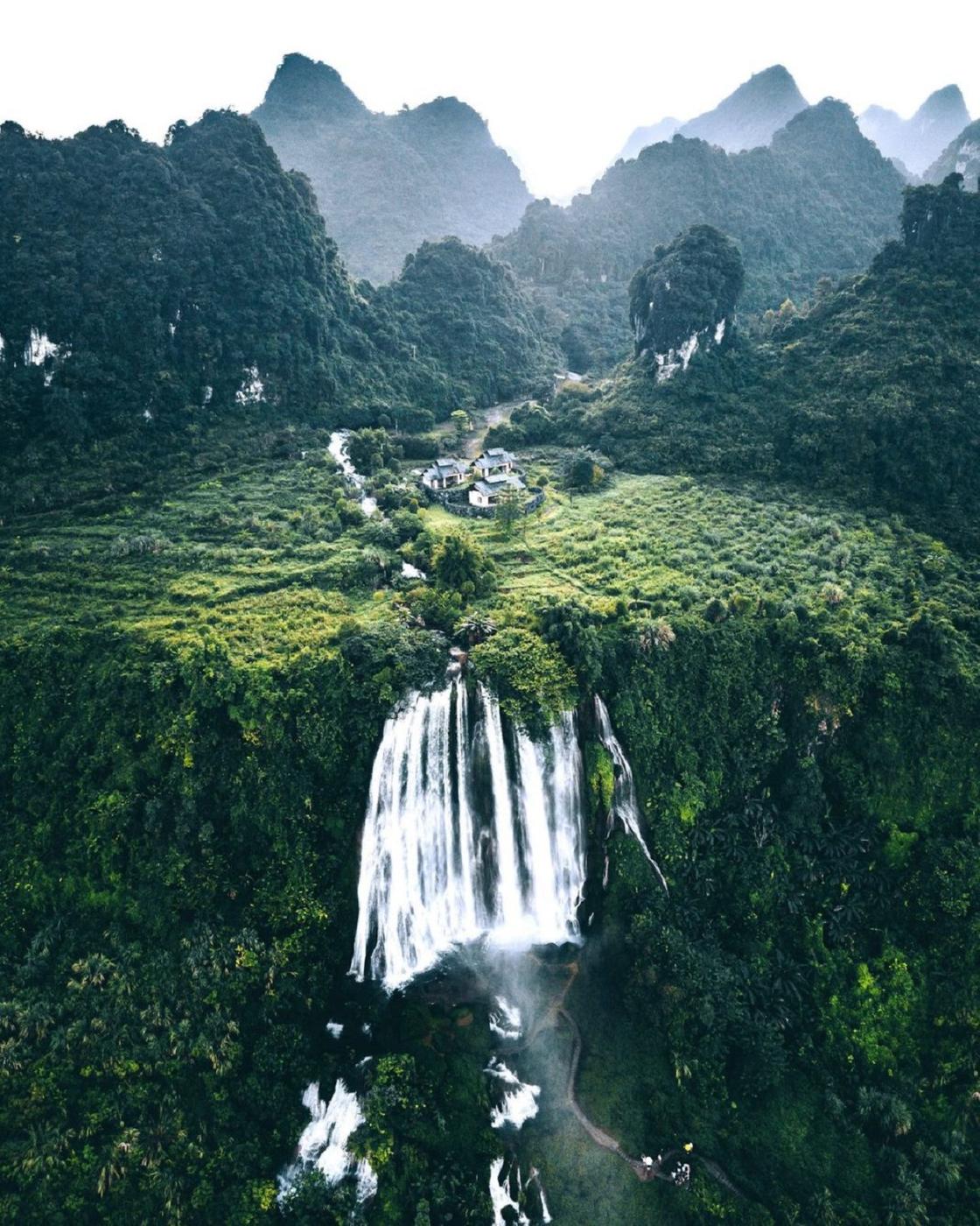 Водопад среди гор и растительности