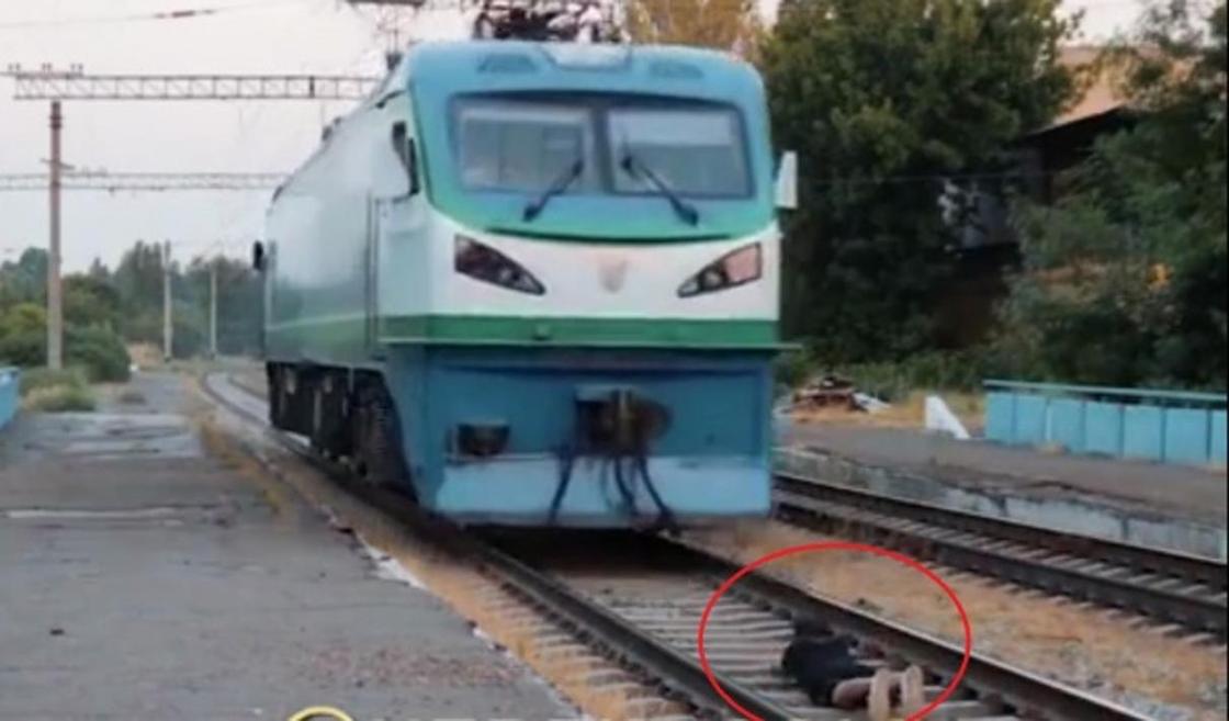 Блогер лег на рельсы под движущийся электровоз в Ташкенте Блогер лег на рельсы под движущийся электровоз в Ташкенте