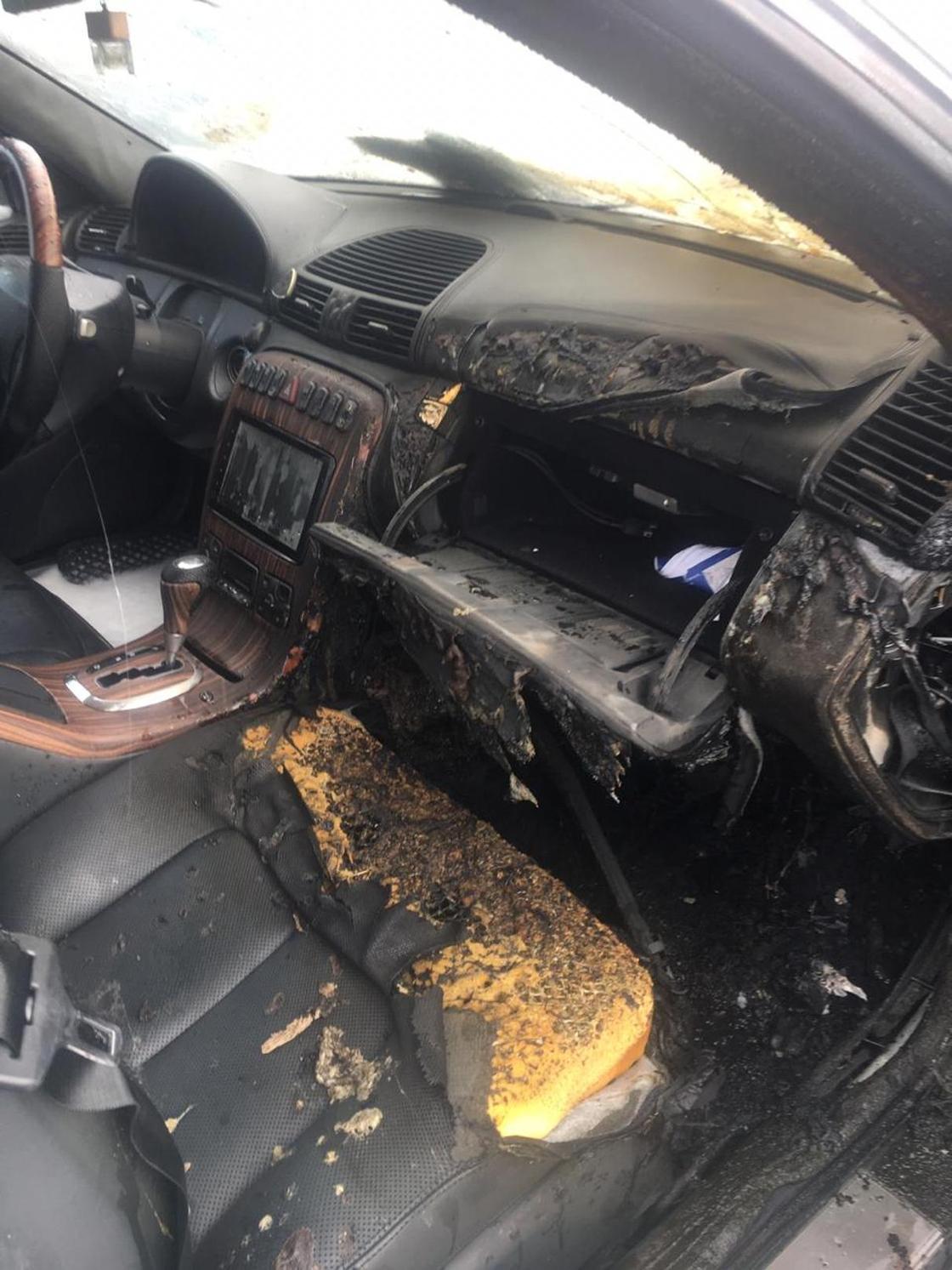 Mercedes-Benz сгорел в центре Нур-Султана (фото)
