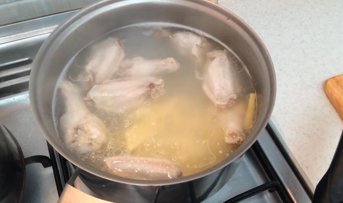 Варить курицу для супа после закипания. Добавить порезанный лук в бульон. Бульон из замороженной курицы. Отварить курицу на Малом огне для бульона.. Надо ли сливать первый бульон при варке рыбы.