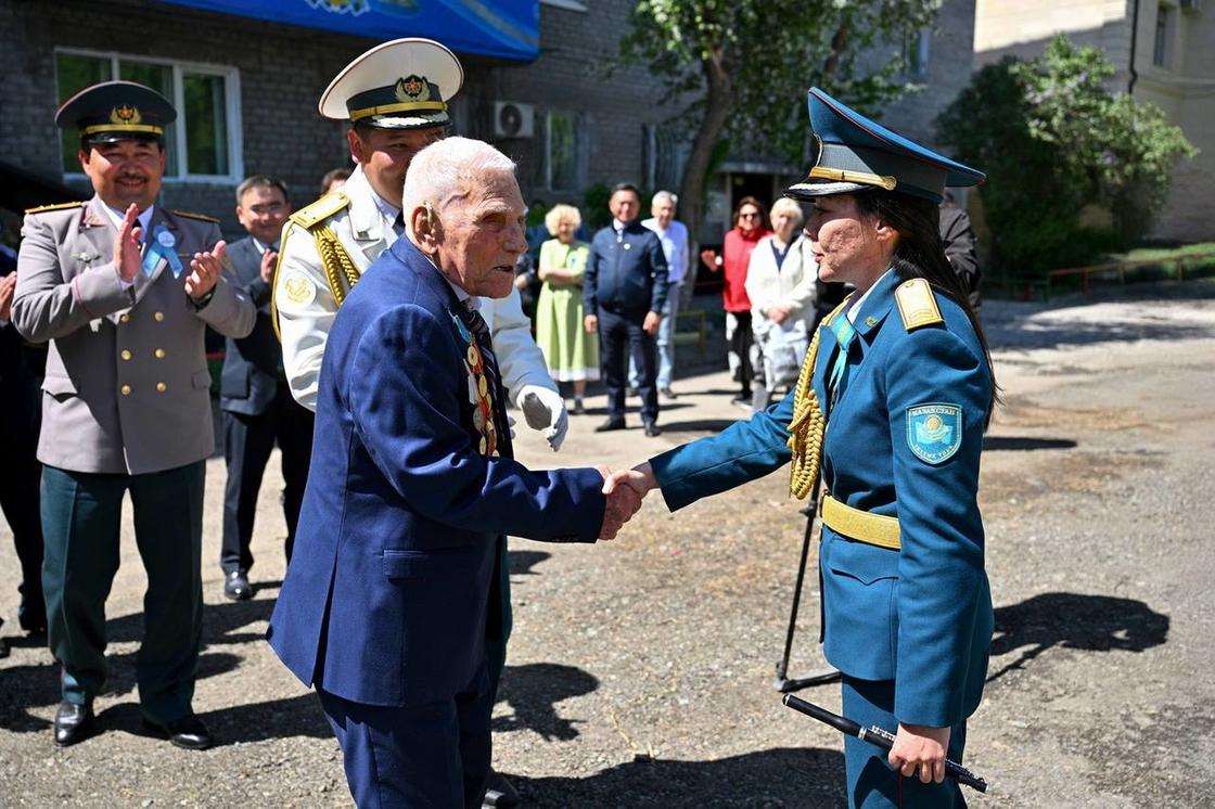 В Семее поздравили ветеранов с Днем Победы В Семее поздравили ветеранов с Днем Победы