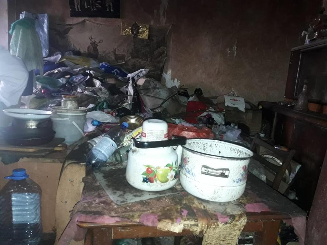 Женщина 20 лет копила мусор в квартире в Атырау: его вывозили три КамАЗа (фото)