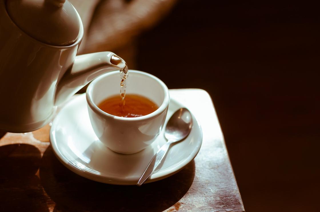 Почему при простуде нельзя пить горячий чай, рассказала диетолог