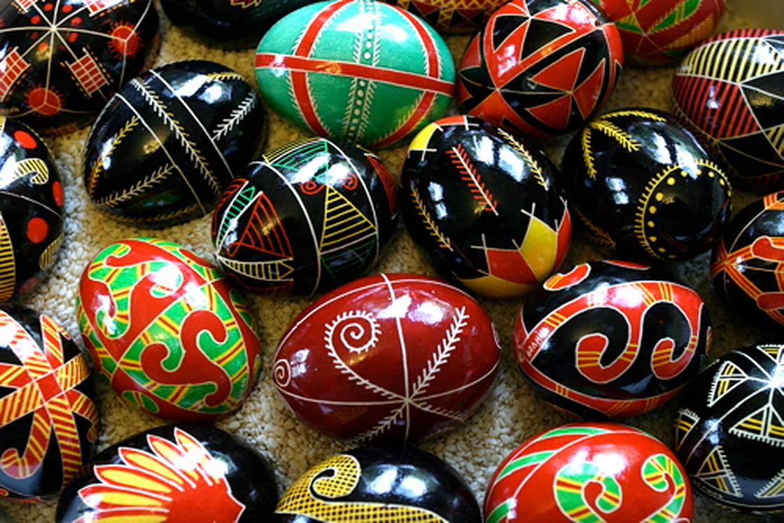 Расписанные орнаментами яйца