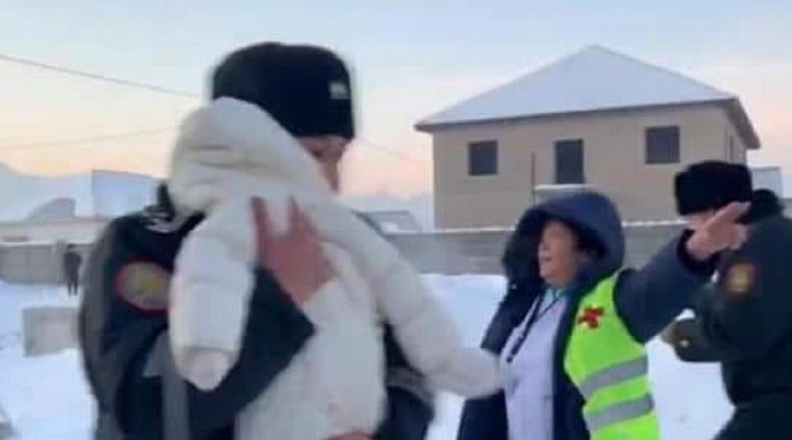 Крушение самолета в Алматы: снимок со спасением младенца назвали кадром дня