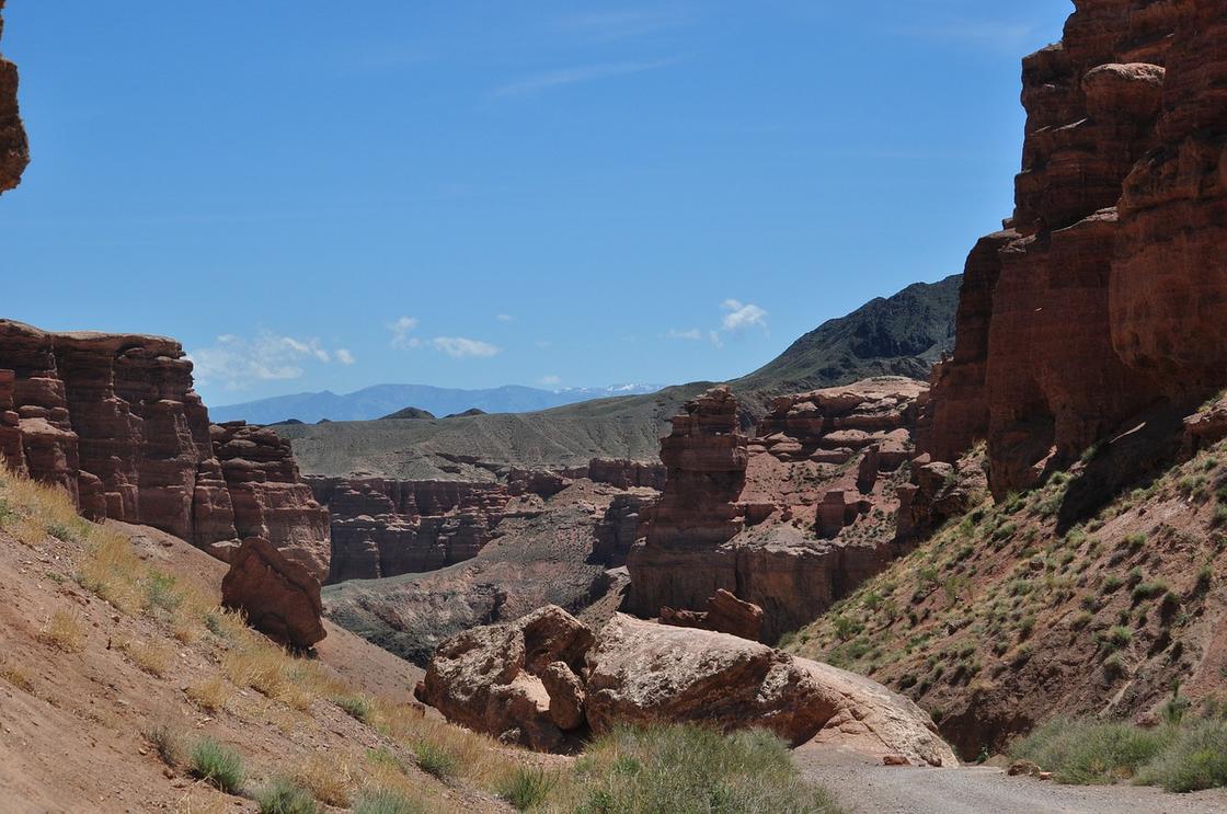 Вид на каменные скалы в Чарынском каньоне