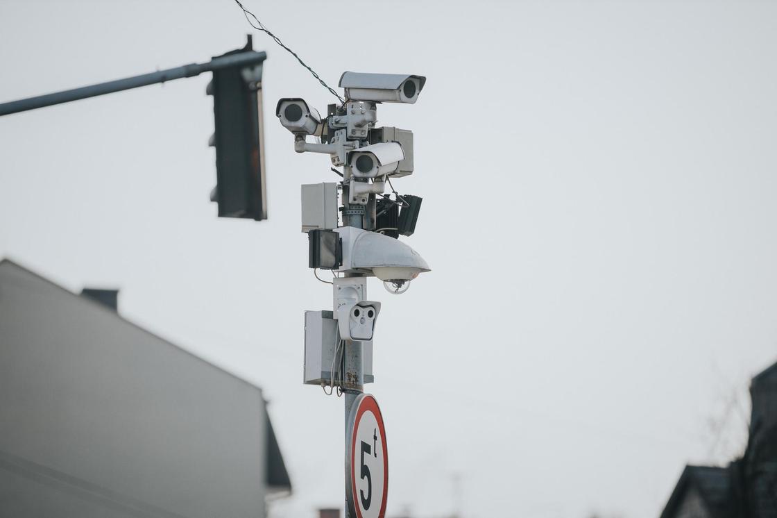 На дорожным знаком несколько камер слежения