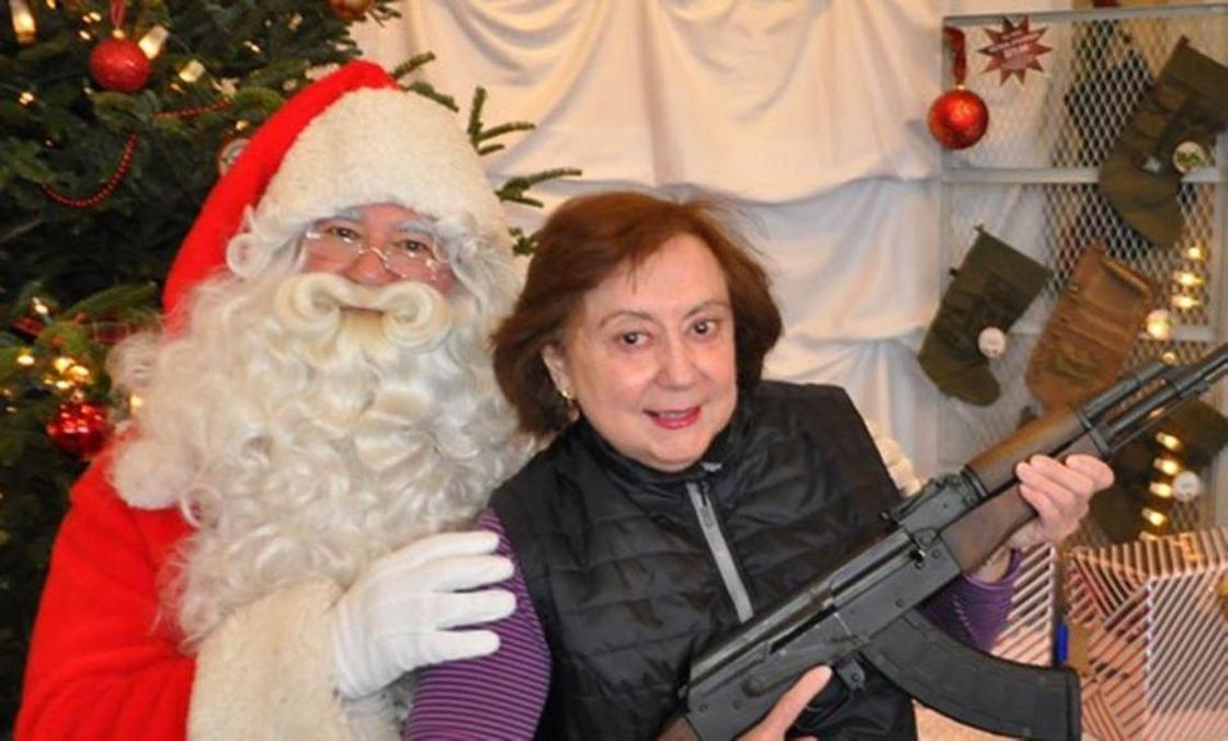 Американцы демонстрирую оружие, подаренное им на Рождество