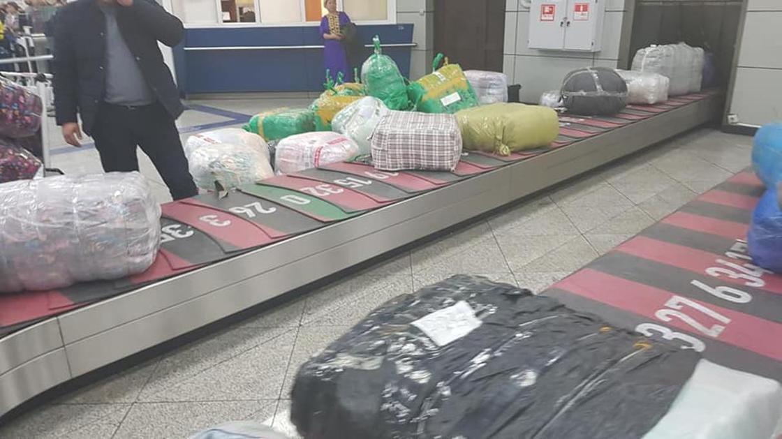 Аэропорт Алматы испытывает коллапс из-за туркменского багажа (фото, видео)