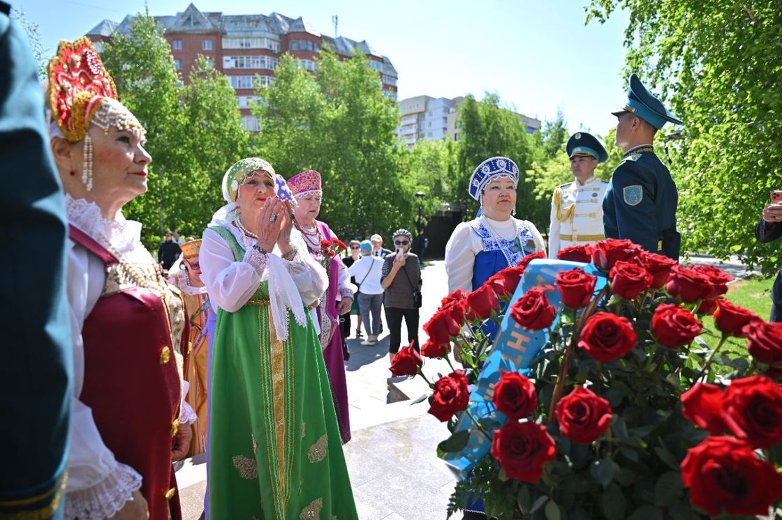 Возложение цветов к памятнику дважды Герою Советского Союза Талгату Бигельдинову