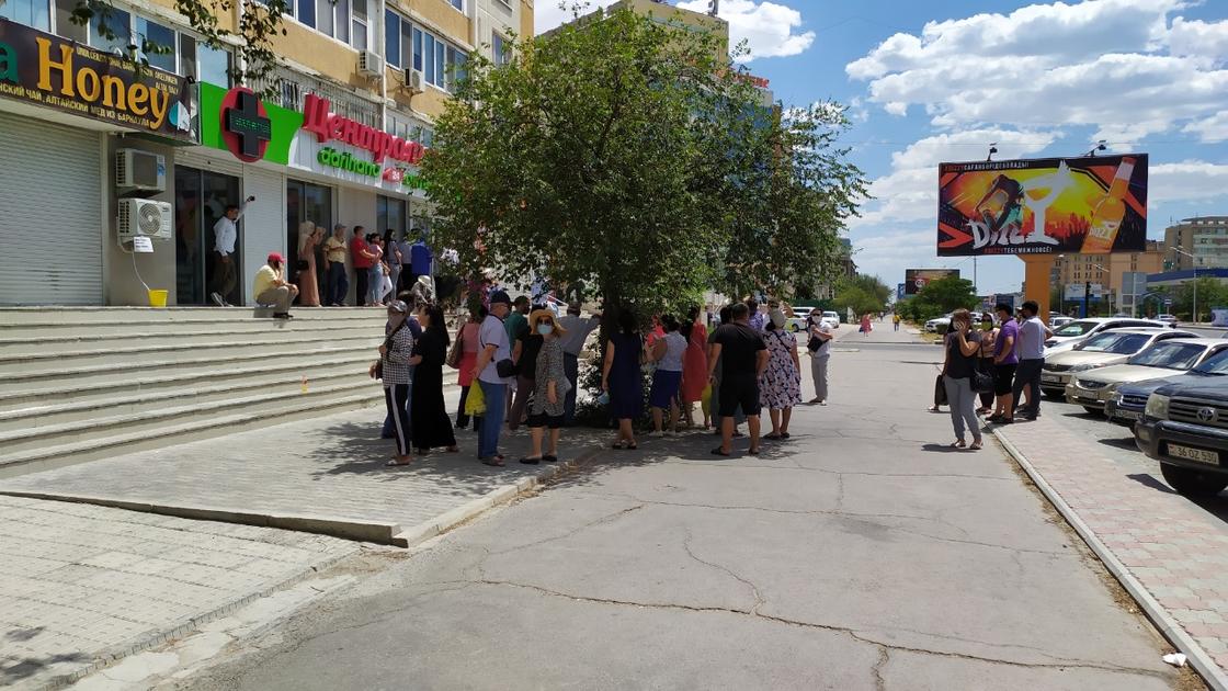 Жители Актау днем и ночью стоят в очередях в аптеки Жители Актау днем и ночью стоят в очередях в аптеки