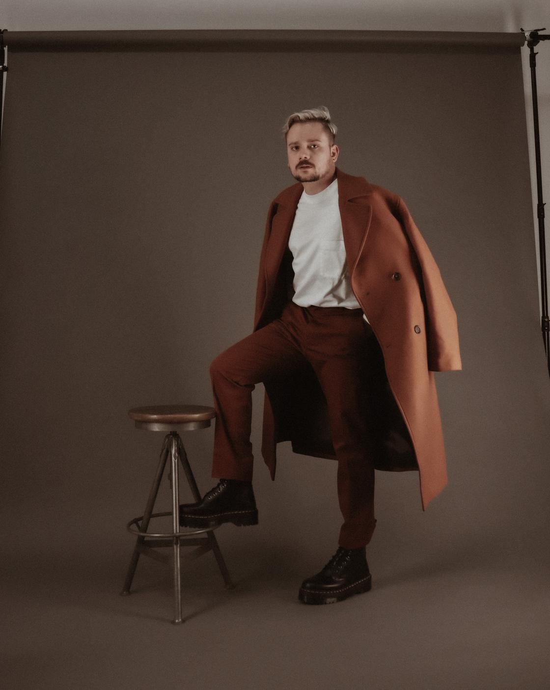 Мужчина в классическом коричневом пальто