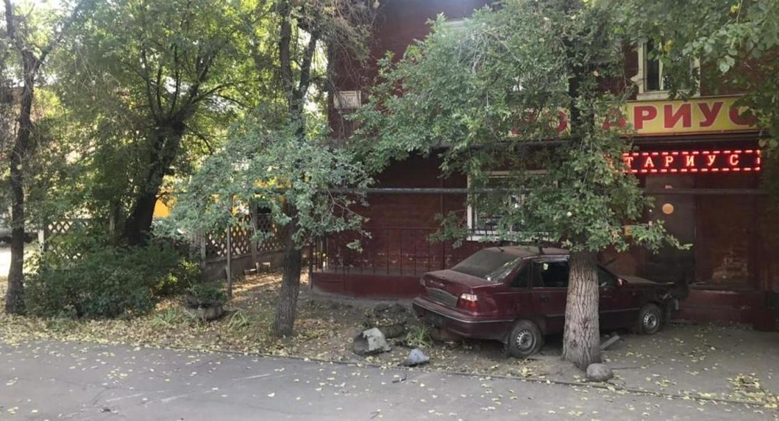 Авто сбило сидевшего на скамейке человека в Алматы (фото) Авто сбило сидевшего на скамейке человека в Алматы (фото)
