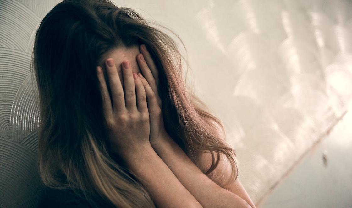 12-летняя девочка из Алматы обвинила любовника матери в изнасиловании