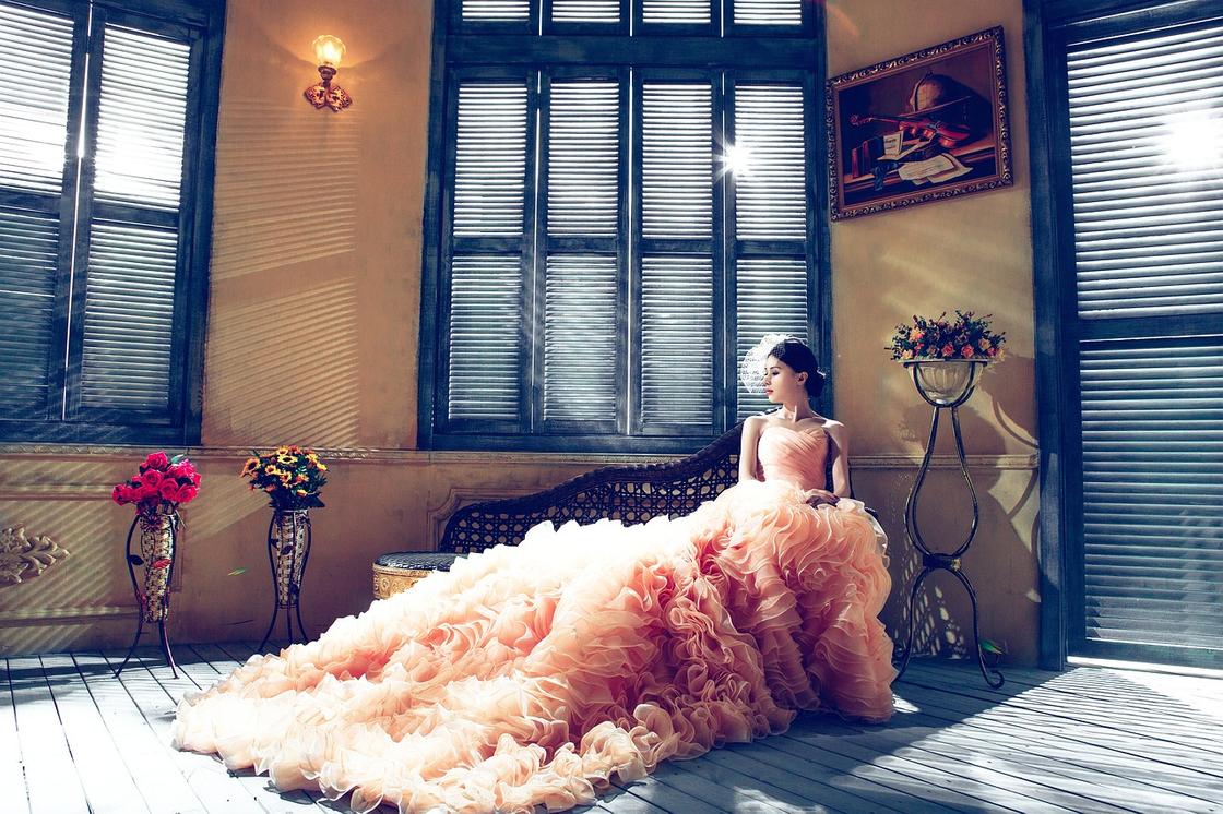 Девушка в розовом свадебном платье