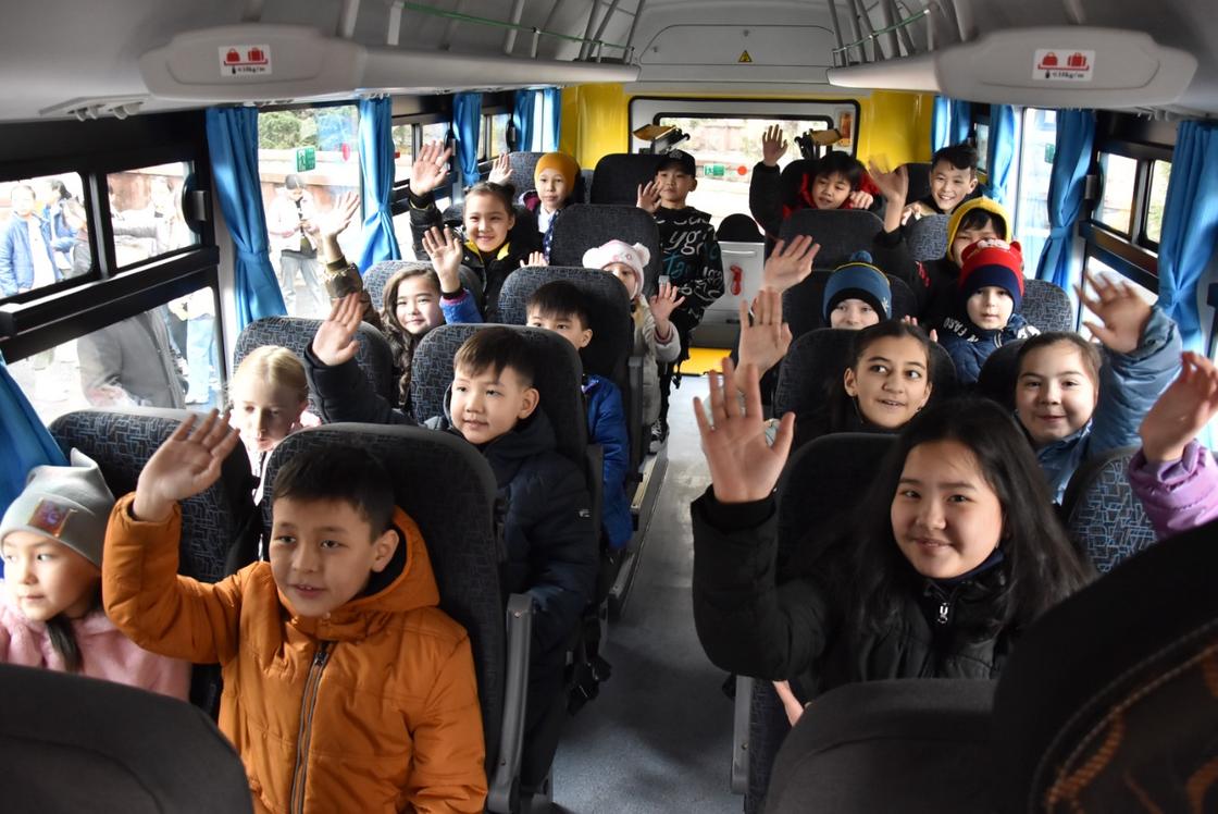 Дети сидят в автобусе