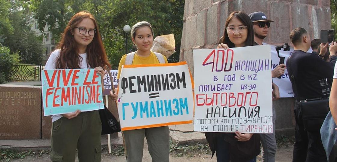 «Все сексисты пусть убьются, феминистки не сдаются»: О чем говорили девушки на митинге «Все сексисты пусть убьются, феминистки не сдаются»: О чем говорили девушки на митинге