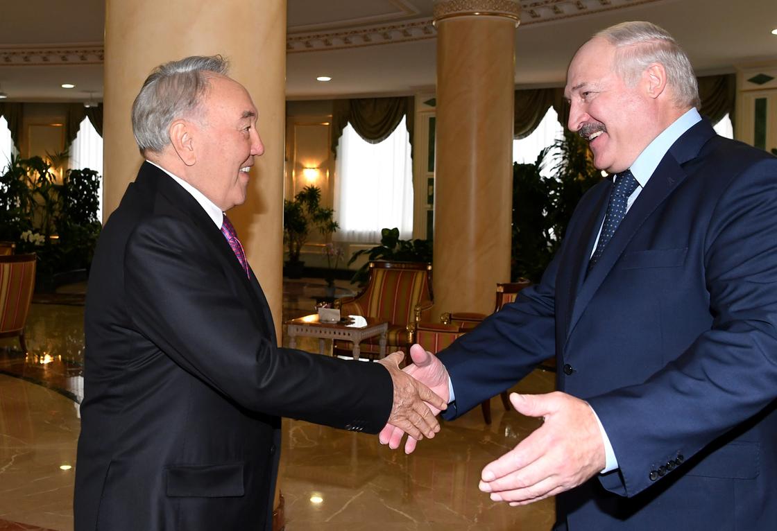 "Мы вместе прошли через много трудностей": Назарбаев встретился Лукашенко (фото)