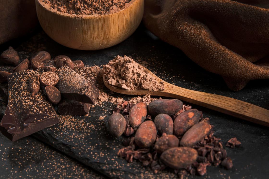 Какао-бобы, какао-порошок и шоколадные капли