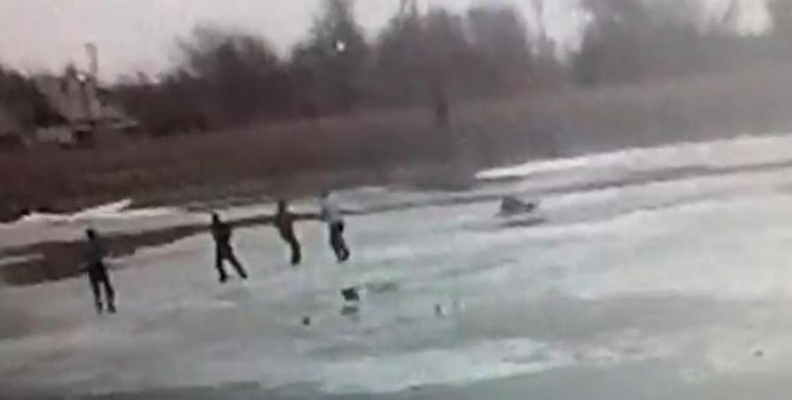 Полицейские спасли мужчину на реке Есиль