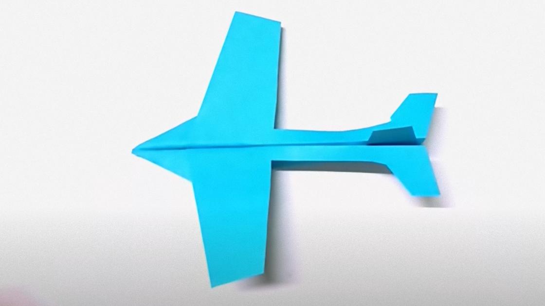 Самолет с длинным хвостом сделан из голубой бумаги