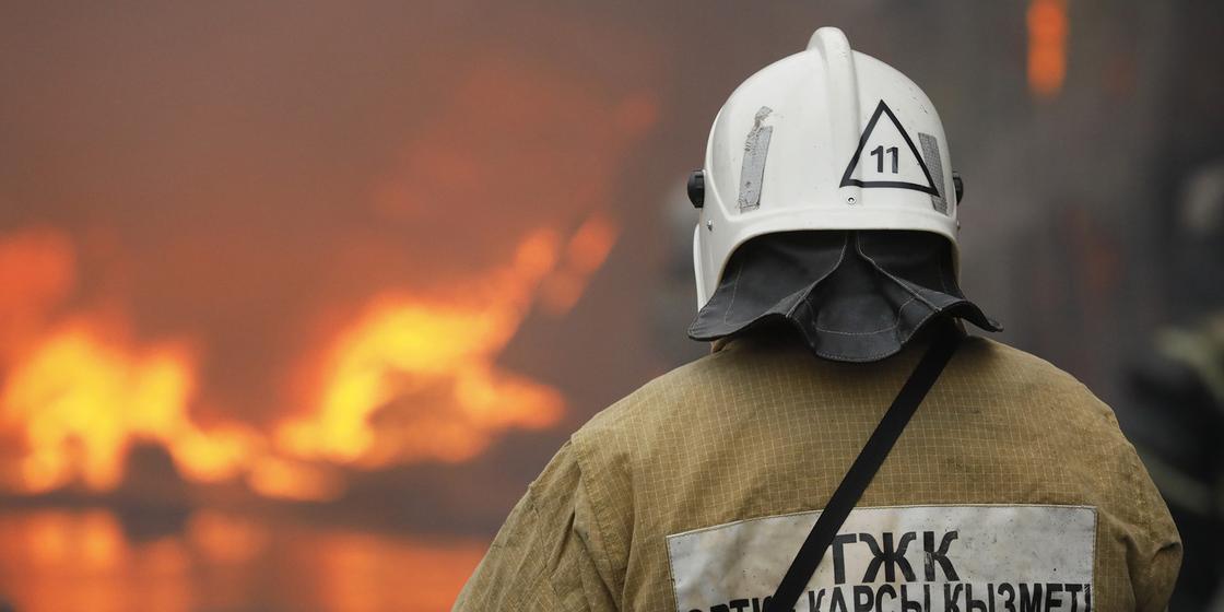 Доброволец загорелся во время тушения пожара в степи в Восточном Казахстане