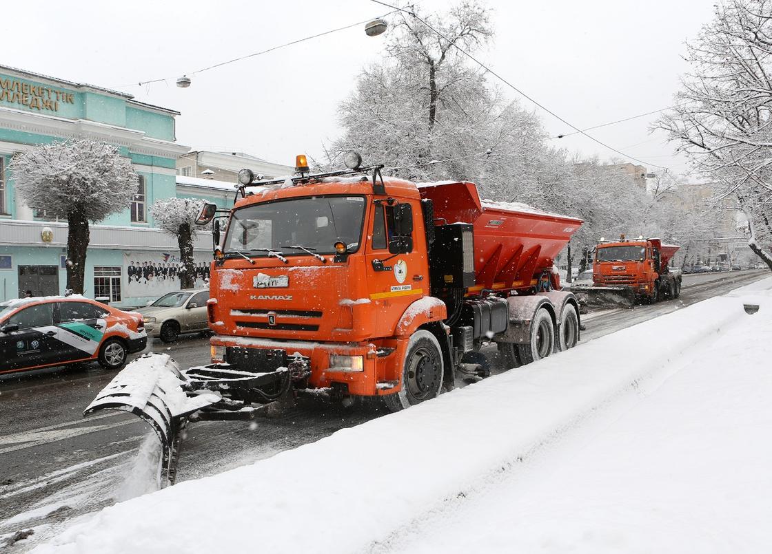 дорожные службы убирают снег в Алматы