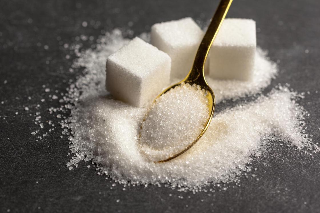 Ложка сахара с несколькими кубиками прессованного сахара
