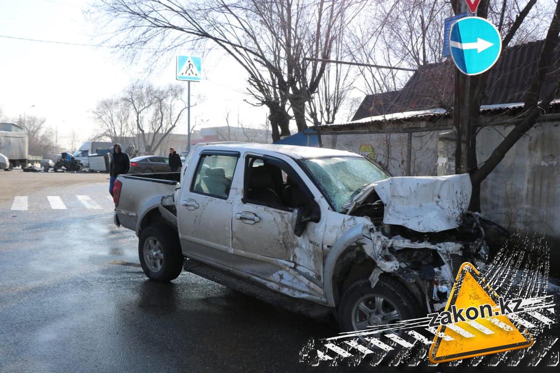 Трактор разорвало на две части в ДТП в Алматы (фото) Трактор разорвало на две части в ДТП в Алматы (фото)