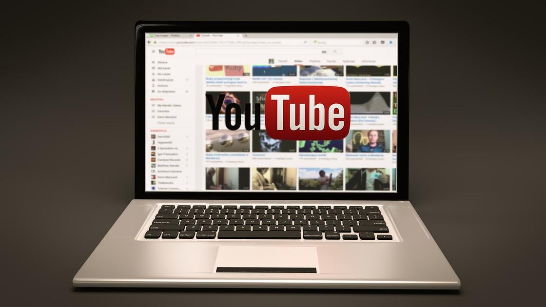 Ноутбук с открытым YouTube Ноутбук с открытым YouTube