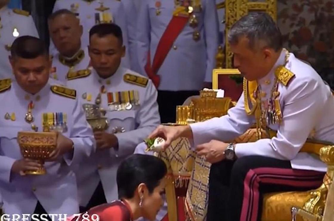 Женатый король Таиланда официально женился на своей любовнице (фото, видео)