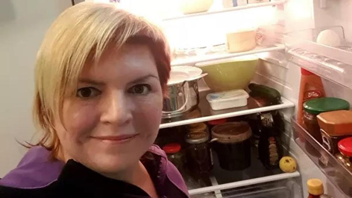 Российская чиновница опубликовала в Сети фото холодильника, забитого красной икрой