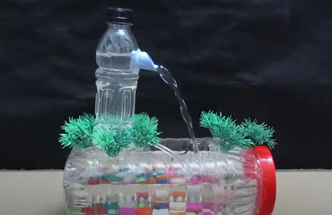 Фонтанчик из двух пластиковых бутылок с искуственной зеленью