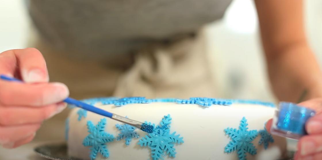 Новогодний торт, украшенный мастикой и снежинками из мастики