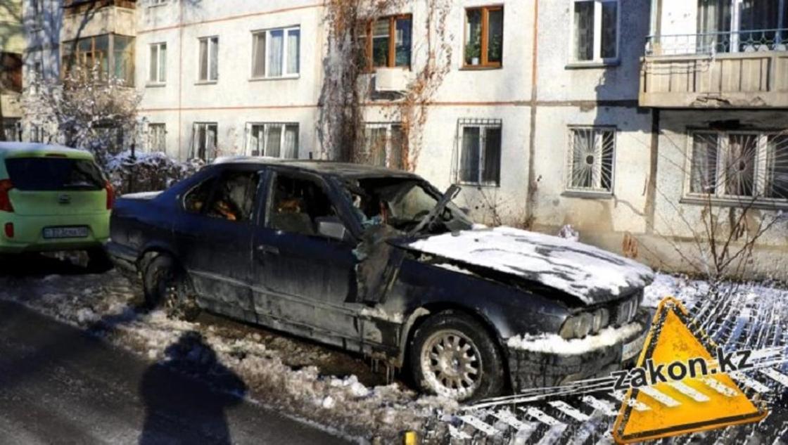 Автомобиль BMW сгорел в центре Алматы (фото, видео)