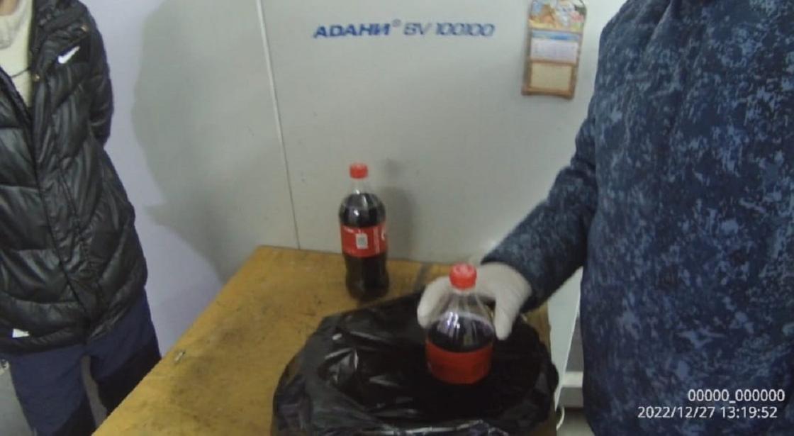 Бутылка Coca-Cola в руках у сотрудника ДУИС