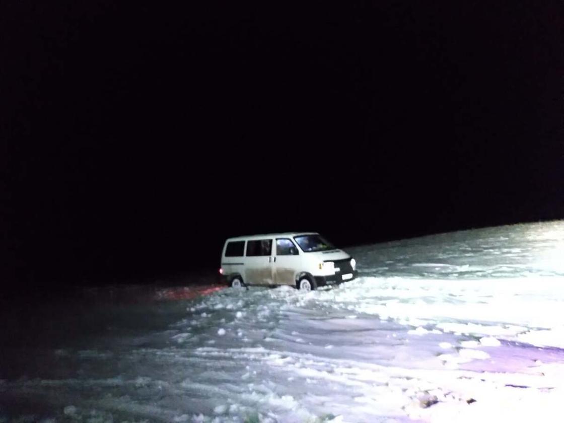 Машина стоит в снегу ночью