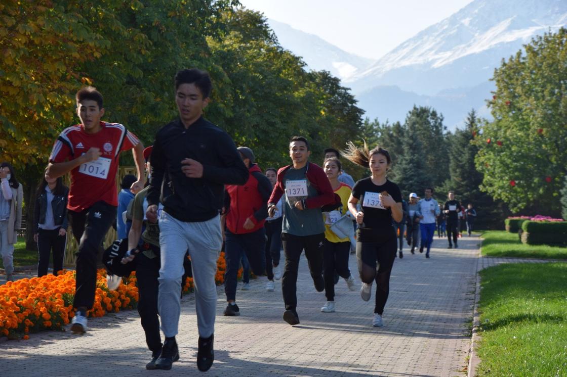 Аружан Саин пробежала марафон ради помощи детям в Алматы (фото)