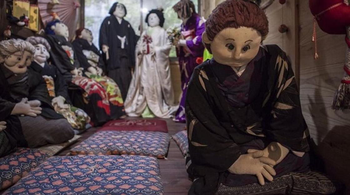 ФОТО: Жуткая деревня в Японии, где кукол больше, чем жителей