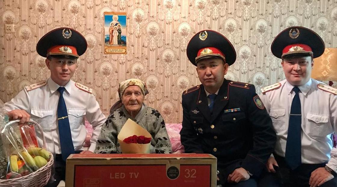 Полиция купила телевизор для бабушки-ветерана в Карагандинской области