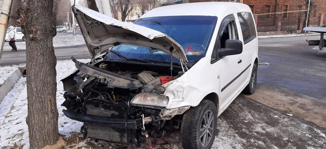 Белое авто, поврежденное в ДТП в Алматы