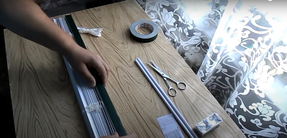 Крепление жалюзи с помощью двустороннего скотча Крепление жалюзи с помощью двустороннего скотча