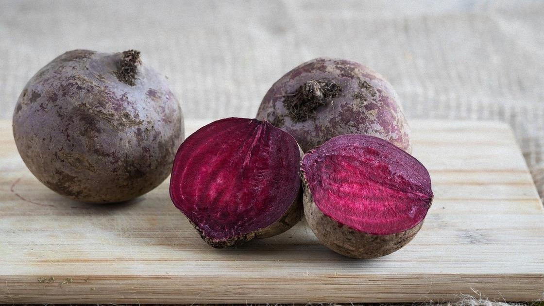 Разрезанная и целая свекла на дощечке Разрезанная и целая свекла на дощечке
