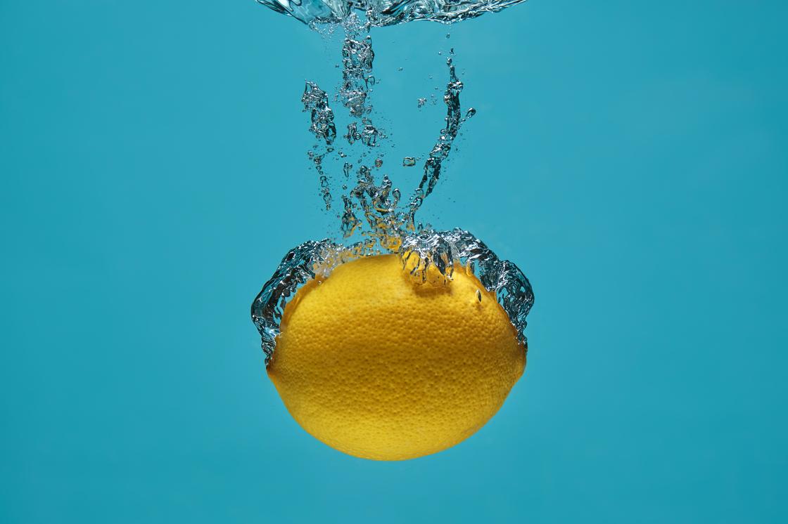 Лимон в воде
